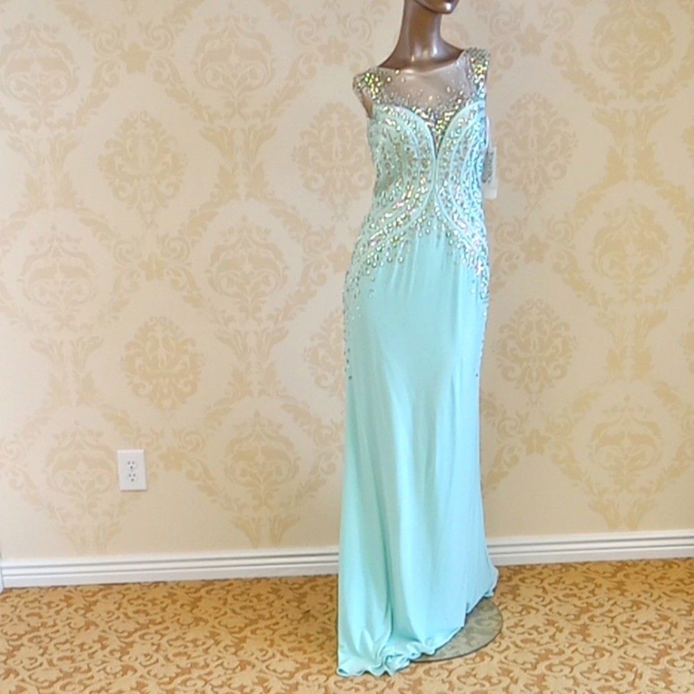 Nwt Tony Bowls size 4 prom dress